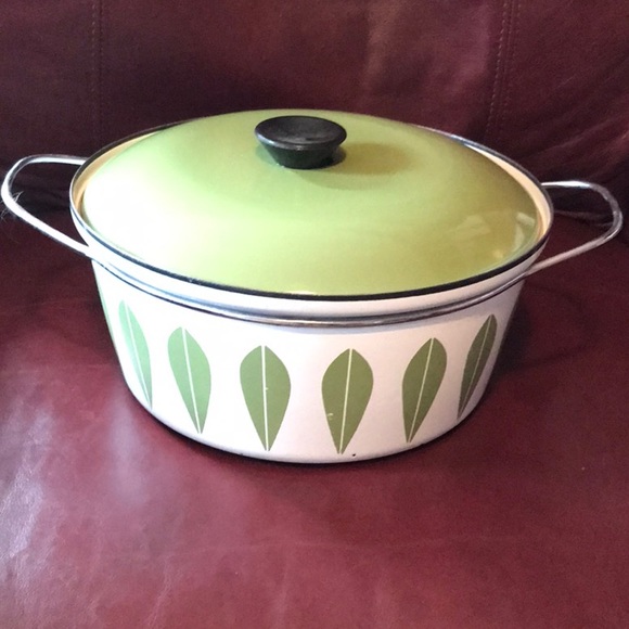 Catherineholm Other - Vintage Catherineholm Lotus enamelware casserole, lid, metal removable handle.